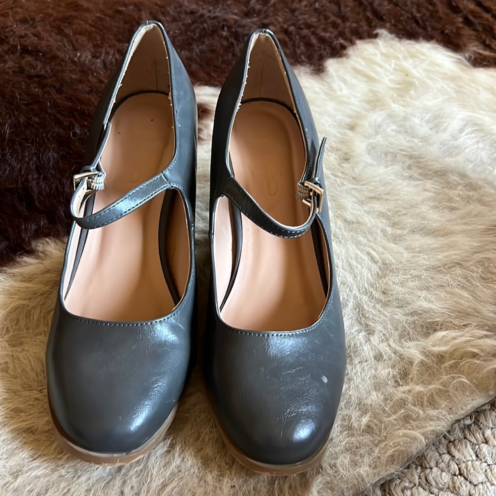 Gray pumps size 8 1/2